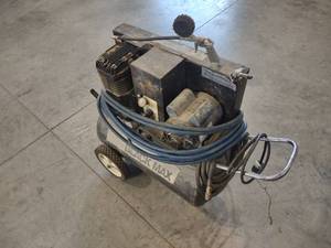 lot 267 image: Black Max Air Compressor, 3 hp, Wor...
