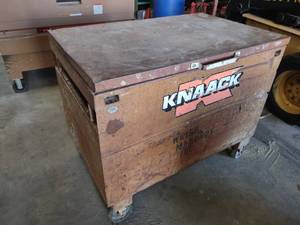 lot 326 image: Knaack Rolling Jobsite Tool Box, 48...