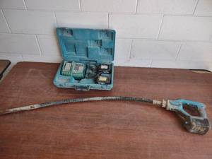 lot 402 image: Makita 18 Volt Cordless Concrete Vi...