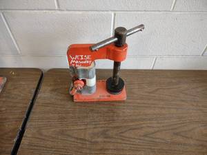 lot 405 image: Stone Lifting Clamp, 1 Ton Capacity...