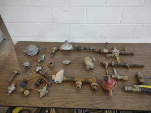 lot 453 image: Assorted LP Gas Regulators & Fittin...