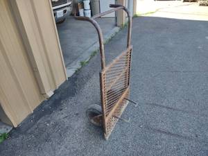 lot 501 image: Brick Cart...