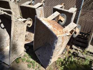 lot 512 image: (2) Mud Carts...