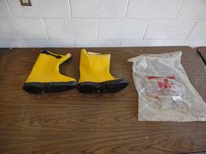 lot 563 image: 17 Slush Boots, Size 15, New...