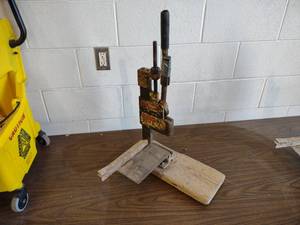 lot 564 image: Elmer Midget Helper Quick Snap Bric...
