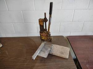 lot 565 image: Elmer Midget Helper Quick Snap Bric...