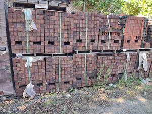 lot 671 image: Approx. (10) Cubes Queen Brick...