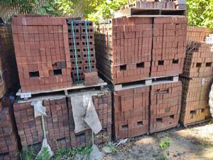 lot 672 image: Approx. (5) Cubes Modular Brick...