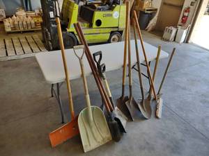lot 603 image: Assorted Shovels & Sledge...