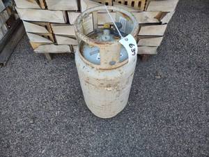 lot 639 image: Forklift LP Gas Tank...