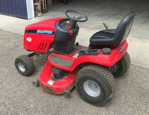 lot 4 image: Snapper LT 200 22 HP Lawn Tractor