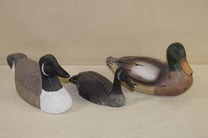 lot 106 image: 2 Carved Geese, Carved Mallard