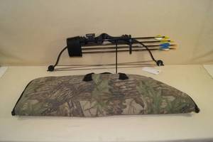 lot 77 image: Bear Brave 2 Youth Compound Bow with Arrows and Bag