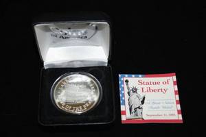 lot 12 image: 1 Ounce Silver Commemorative 911 Coin