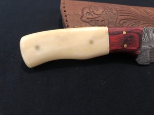lot 2 image: Custom Damascus Steel Knife