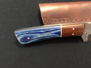 lot 4 image: Custom Damascus Steel Knife