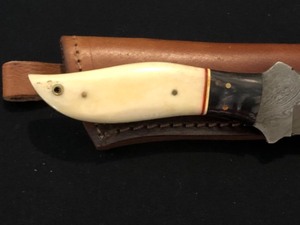 lot 22 image: Beautiful Custom Damascus Steel Knife