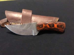 lot 21 image: Custom Damascus Steel Skinner Knife