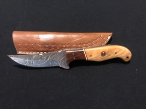 lot 4 image: Custom Wood Handle Damascus Steel Knife