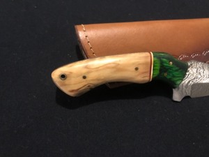 lot 2 image: Unique Custom Wood handle Damascus Steel Knife