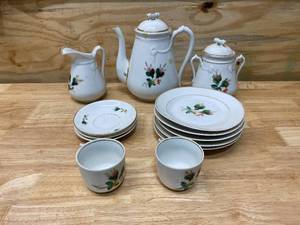 lot 63 image: Vintage 14 Piece China Set