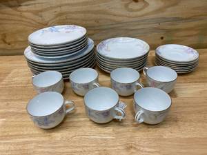 lot 61 image: Vintage MIKASA Garbriele- 34 Piece Fine China Made in Japan