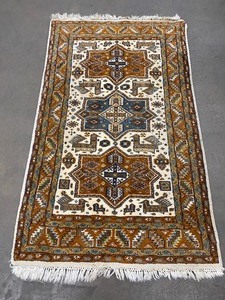 lot 4 image: Beautiful Vintage Area Rug 62 x 38