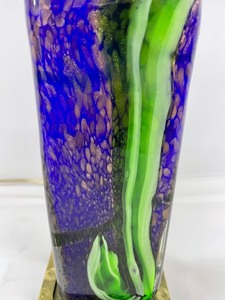 lot 24 image: Lovely Art Glass Lamp
