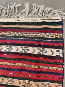 lot 16 image: Beautiful Decorative Handwoven Wool Rug