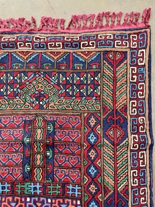 lot 47 image: Beautiful and Bold Handwoven Wool Decorative Rug