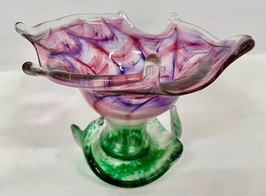 lot 61 image: Flower Shaped Handcrafted Art Glass Vessel
