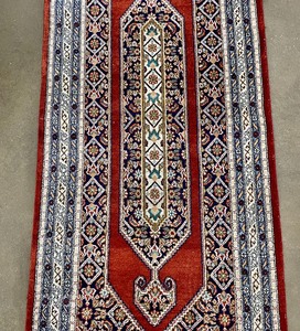lot 71 image: Beautiful Area Rug