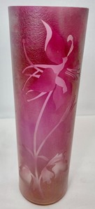 lot 83 image: Brian Maytum Collectors Series Pink Iridescent Sandblasted Cylinder Vase