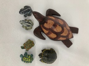 lot 32 image: Miniature Turtle and Frog Collection