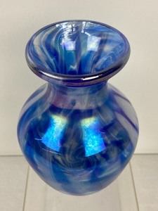 lot 42 image: Beautiful Hand Blown Blue Glass Vase