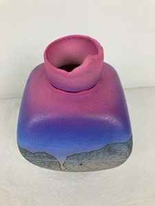 lot 43 image: Stunning Tom Krueger Signed Art Vase
