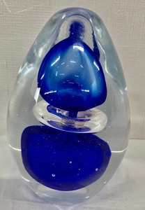 lot 85 image: Dynasty Gallery Heirloom Collections Art Glass Paperweight
