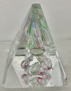 lot 102 image: Dynasty Gallery Heirloom Collections Art Glass Paperweight - Pyramid Shape