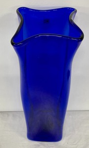 lot 125 image: Beautiful Cobalt Blue Vintage Blenko Vase