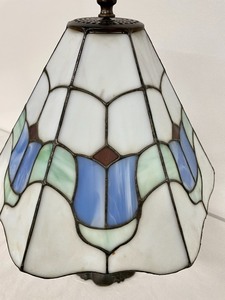 lot 135 image: Beautiful Stained Glass Lamp