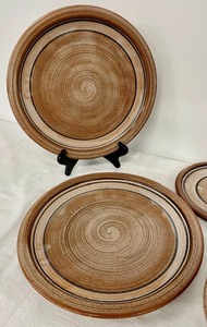 lot 131 image: Lovely Brown Cream Glazed Pottery Set