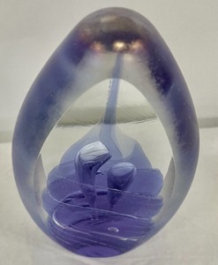 lot 157 image: Gorgeous Signed Art Glass Paperweight- Brian Maytum