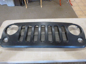 lot 7 image: Jeep Liberty Grill