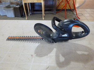 lot 8 image: Black & Decker 16 Hedge Trimmer