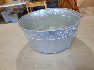 lot 15 image: Metal Tub