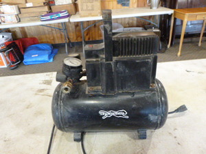 lot 17 image: Black Cat Air Compressor