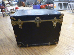 lot 87 image: Vintage Leatheroid Mfg. Co. Chest