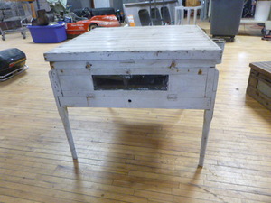 lot 95 image: Vintage Wisconsin Ironclad Co. Egg Incubator