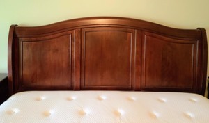 lot 1 image: Wonderful King Size Bed and Matching Nightstands