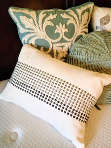 lot 4 image: Variety of Pretty Accent Pillows
